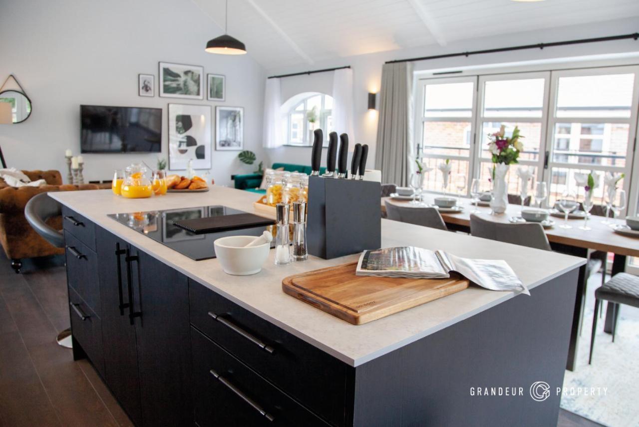 The Gatehouse By Grandeur Property 풀 외부 사진