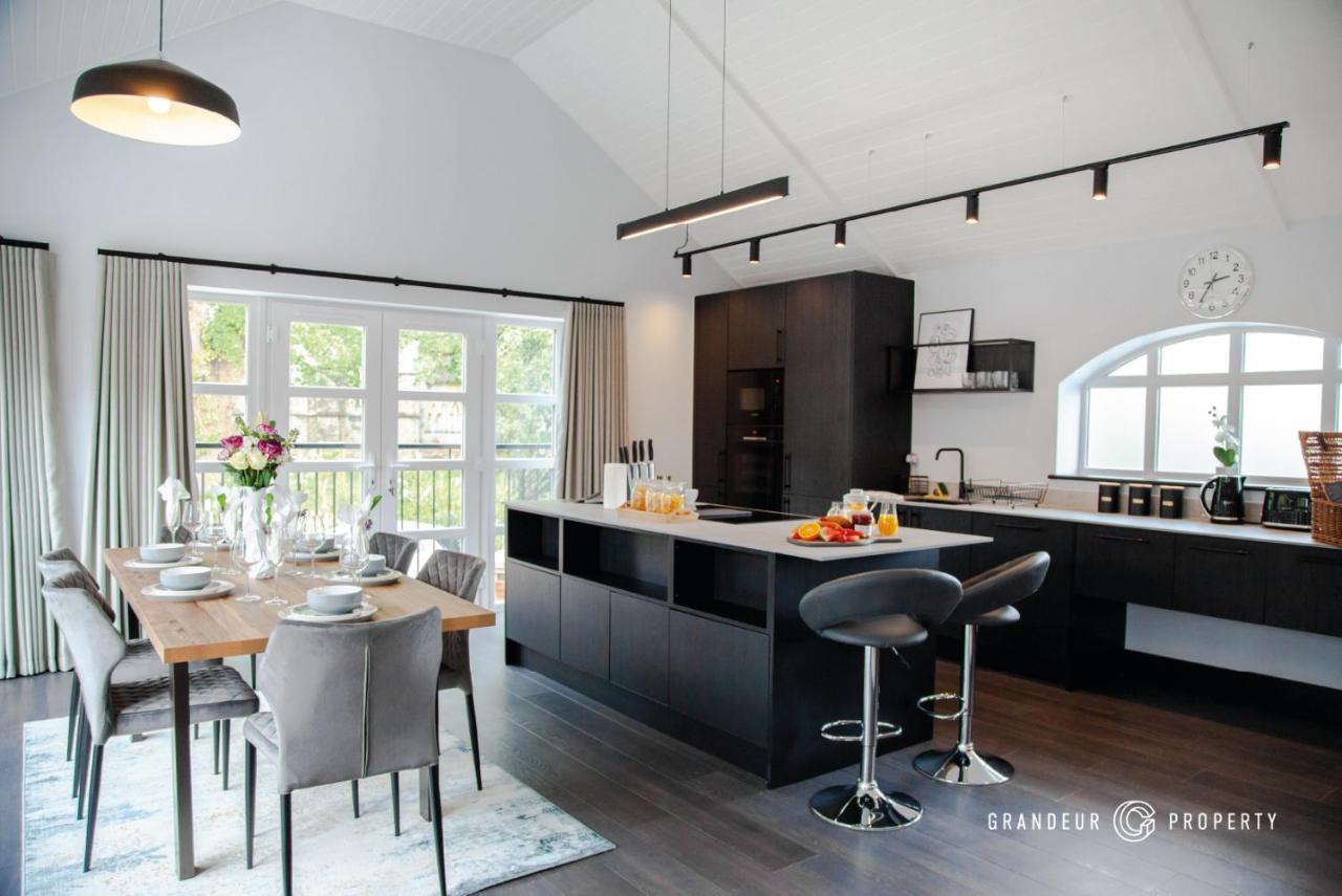 The Gatehouse By Grandeur Property 풀 외부 사진