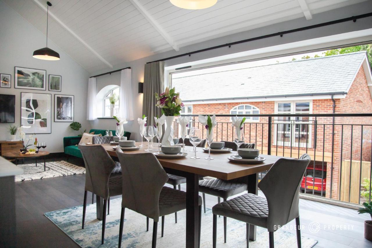 The Gatehouse By Grandeur Property 풀 외부 사진