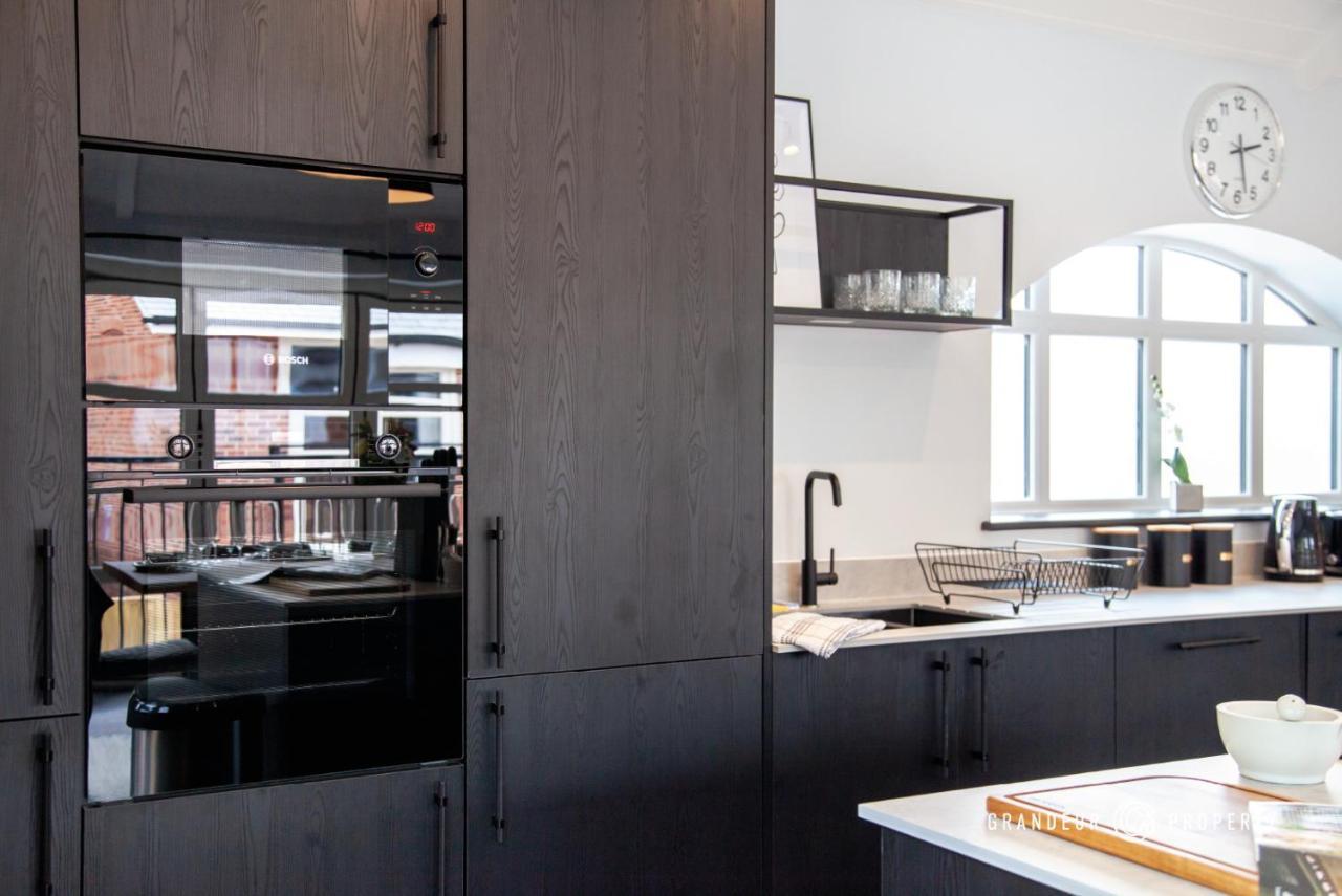 The Gatehouse By Grandeur Property 풀 외부 사진
