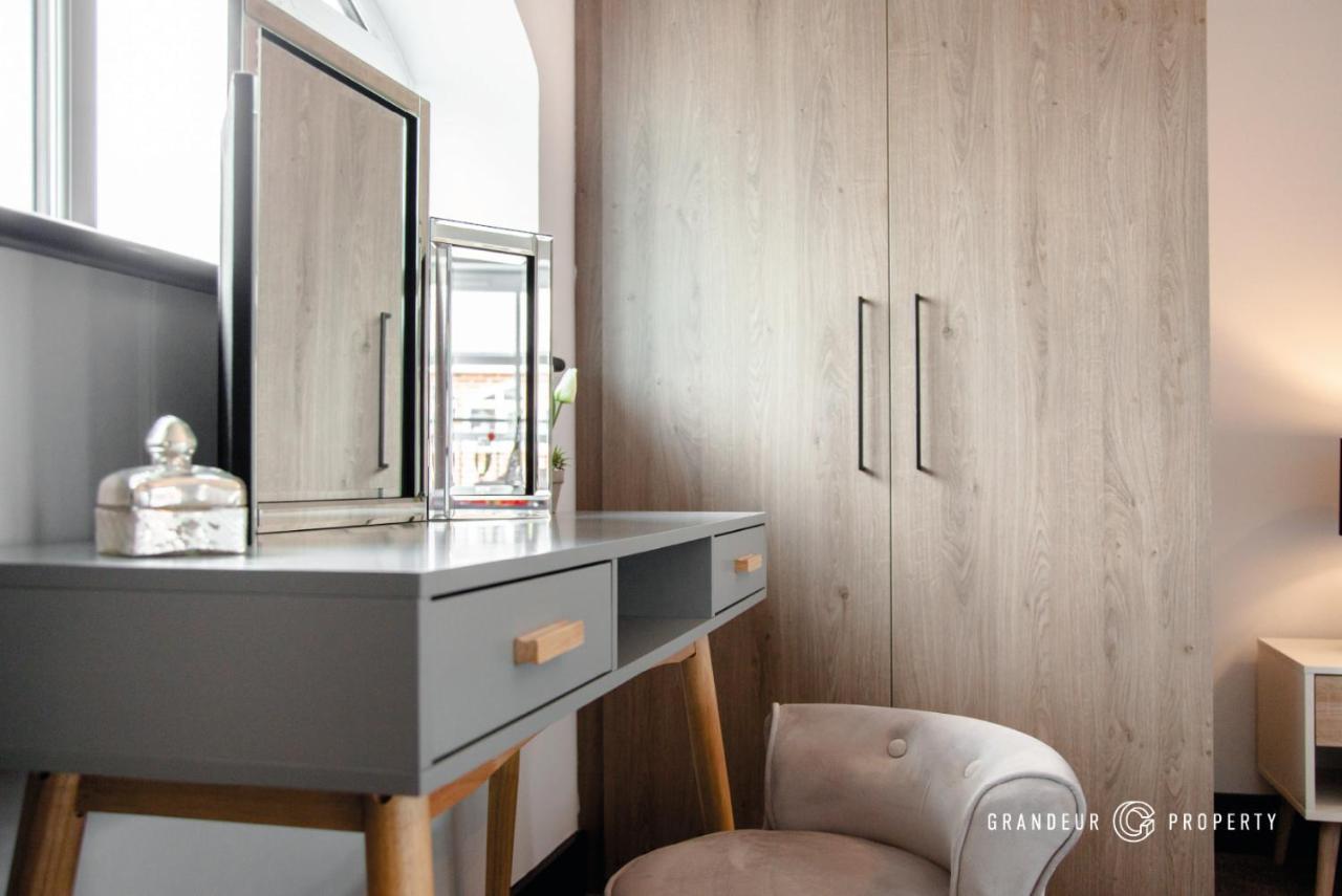 The Gatehouse By Grandeur Property 풀 외부 사진