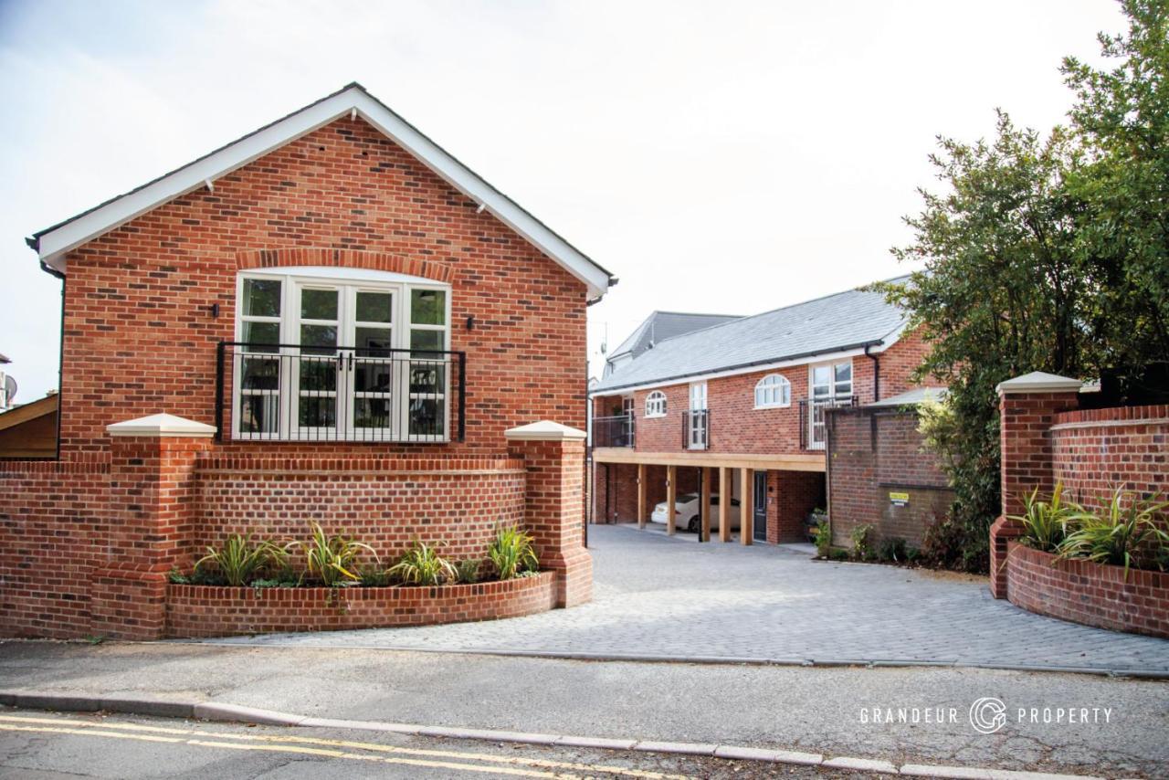 The Gatehouse By Grandeur Property 풀 외부 사진